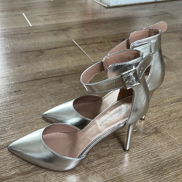 Silver pointy high heels - Picture 2 of 9